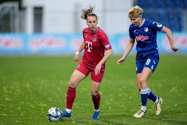 v.li.: Dora Zeller (Köln, 19), Paulina Krumbiegel (TSG, 8), Zweikampf, Spielszene, Duell, duel, tackle, tackling, Dynamik, Action, Aktion, 15.04.2024, Sinsheim (Hoffenheim) (Deutschland), Fussball, Google Pixel Frauen-Bundesliga, TSG 1899 Hoffenheim - 1. FC Köln, DFB DFL REGULATIONS PROHIBIT ANY USE OF PHOTOGRAPHS AS IMAGE SEQUENCES AND OR QUASI-VIDEO.