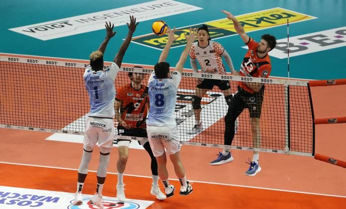 v.l. Jose Israel Masso Alvarez, Timothee Carle, Aleksa Batak, Satoshi Tsuiki, Ruben Schott im Angriff Zweikampf Spielszene Aktion Volleyball Playoff Finale 1.Spiel Bundesliga Herren Saison 2023 2024 15.04.2024 BR Volleys Berlin BRV vs. VfB Friedrichshafen
