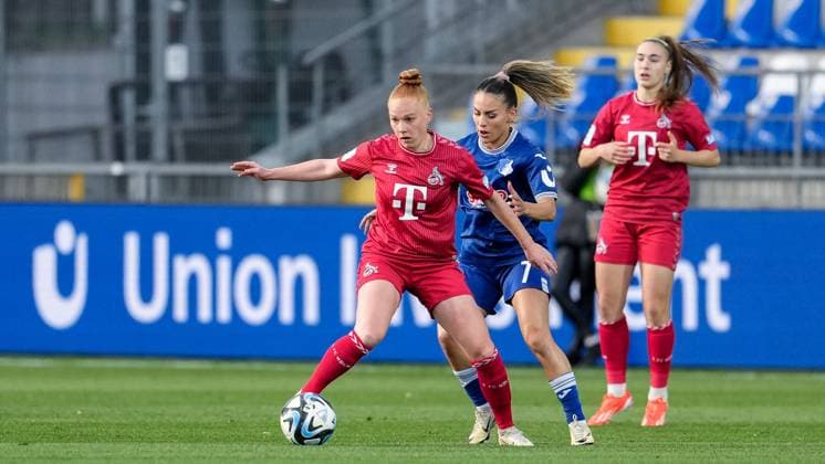 v.li.: Laura Vogt (Köln, 8), Ereleta Memeti (TSG, 7), Zweikampf, Spielszene, Duell, duel, tackle, tackling, Dynamik, Action, Aktion, 15.04.2024, Sinsheim (Hoffenheim) (Deutschland), Fussball, Google Pixel Frauen-Bundesliga, TSG 1899 Hoffenheim - 1. FC Köln, DFB DFL REGULATIONS PROHIBIT ANY USE OF PHOTOGRAPHS AS IMAGE SEQUENCES AND OR QUASI-VIDEO.