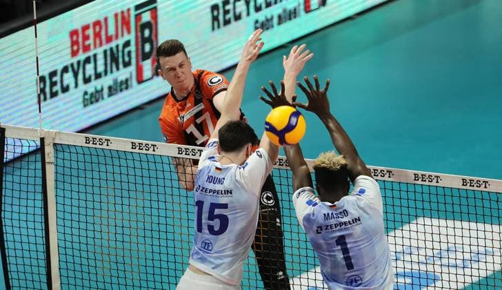 Marek Sotola im Angriff, Jackson Young, Jose Israel Masso Alvarez Zweikampf Spielszene Aktion Volleyball Playoff Finale 1.Spiel Bundesliga Herren Saison 2023 2024 15.04.2024 BR Volleys Berlin BRV vs. VfB Friedrichshafen