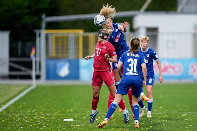 v.li.: Celina Degen (Köln, 5), Fabienne Dongus (TSG, 33), Jana Feldkamp (TSG, 31), Paulina Krumbiegel (TSG, 8), Kopfball, Kopfballduell, Spielszene, Zweikampf in der Luft, Aktion, Action, 15.04.2024, Sinsheim (Hoffenheim) (Deutschland), Fussball, Google Pixel Frauen-Bundesliga, TSG 1899 Hoffenheim - 1. FC Köln, DFB DFL REGULATIONS PROHIBIT ANY USE OF PHOTOGRAPHS AS IMAGE SEQUENCES AND OR QUASI-VIDEO.