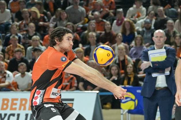 Berlin, Deutschland 15. April 2024: 1. VBL - 2023 2024 - Finale - Sp.1 -Berlin Recycling Volleys vs. VfB Friedrichshafen Im Bild: Timothee Carle (BR Volleys) nimmt den Ball an Copyright: xFotostandx xReuhlx