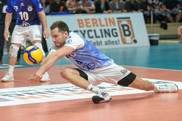 Berlin, Deutschland 15. April 2024: 1. VBL - 2023 2024 - Finale - Sp.1 -Berlin Recycling Volleys vs. VfB Friedrichshafen Im Bild: Tim Peter (VfB Friedrichshafen) streckt sich zum Ball Copyright: xFotostandx xReuhlx