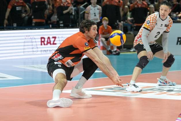 Berlin, Deutschland 15. April 2024: 1. VBL - 2023 2024 - Finale - Sp.1 -Berlin Recycling Volleys vs. VfB Friedrichshafen Im Bild: Ballannahme Timothee Carle (BR Volleys) Copyright: xFotostandx xReuhlx