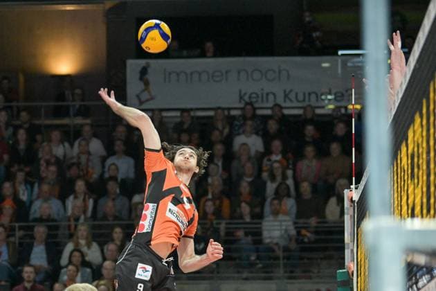 Berlin, Deutschland 15. April 2024: 1. VBL - 2023 2024 - Finale - Sp.1 -Berlin Recycling Volleys vs. VfB Friedrichshafen Im Bild: Timothee Carle (BR Volleys) im Angriff Copyright: xFotostandx xReuhlx