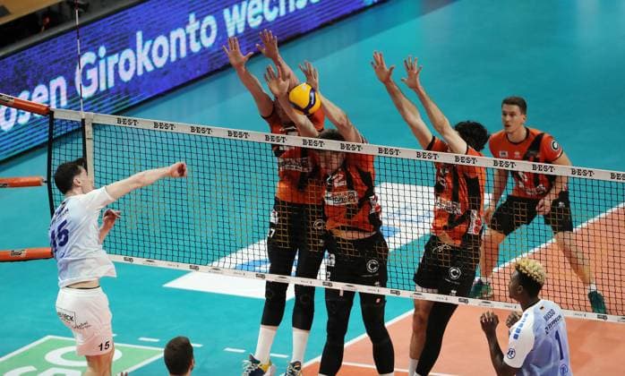 Jackson Young im Angriff, Marek Sotola, Saso Stalekar, Timothee Carle, Johannes Tille Zweikampf Spielszene Aktion Volleyball Playoff Finale 1.Spiel Bundesliga Herren Saison 2023 2024 15.04.2024 BR Volleys Berlin BRV vs. VfB Friedrichshafen