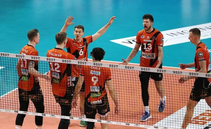 Marek Sotola, Saso Stalekar, Johannes Tille, Timothee Carle, Ruben Schott jubelt nach Punktgewinn Freude Emotion Jubel Volleyball Playoff Finale 1.Spiel Bundesliga Herren Saison 2023 2024 15.04.2024 BR Volleys Berlin BRV vs. VfB Friedrichshafen