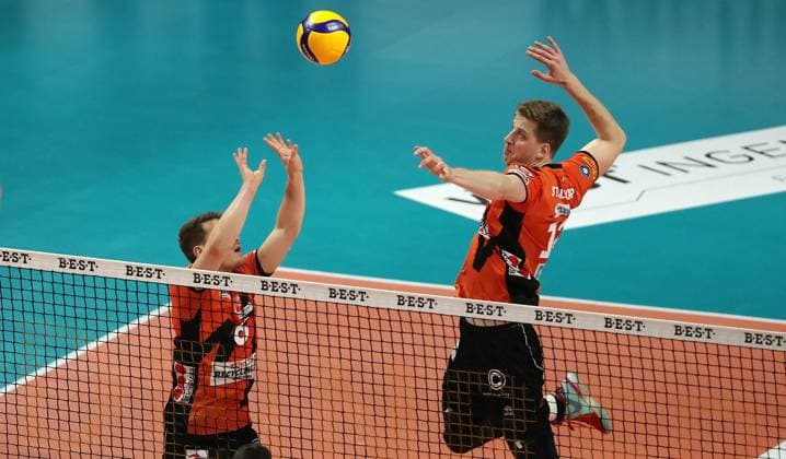 Johannes Tille stellt auf Saso Stalekar Volleyball Playoff Finale 1.Spiel Bundesliga Herren Saison 2023 2024 15.04.2024 BR Volleys Berlin BRV vs. VfB Friedrichshafen