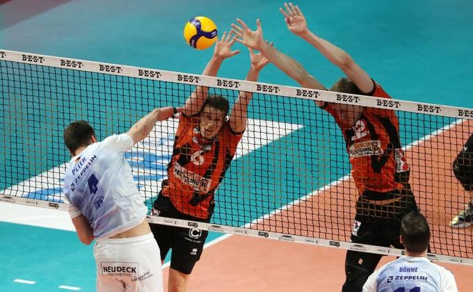 Tim Peter im Angriff, Johannes Tille, Saso Stalekar Zweikampf Spielszene Aktion Volleyball Playoff Finale 1.Spiel Bundesliga Herren Saison 2023 2024 15.04.2024 BR Volleys Berlin BRV vs. VfB Friedrichshafen