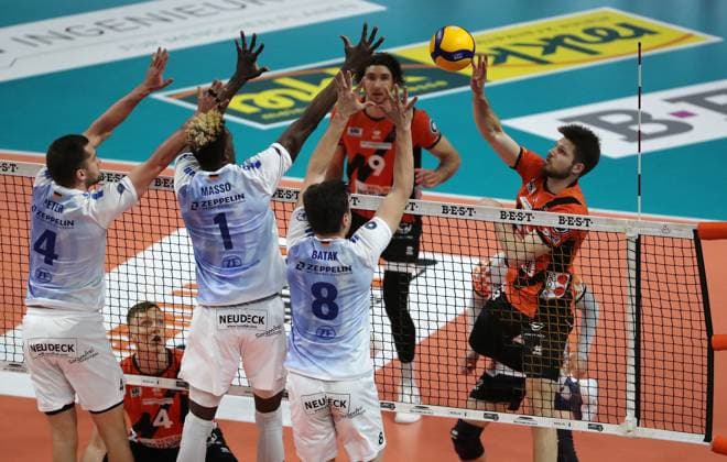 Tim Peter, Jose Israel Masso Alvarez, Aleksa Batak, Ruben Schott im Angriff Zweikampf Spielszene Aktion Volleyball Playoff Finale 1.Spiel Bundesliga Herren Saison 2023 2024 15.04.2024 BR Volleys Berlin BRV vs. VfB Friedrichshafen