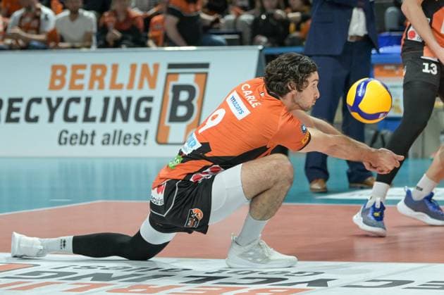 Berlin, Deutschland 15. April 2024: 1. VBL - 2023 2024 - Finale - Sp.1 -Berlin Recycling Volleys vs. VfB Friedrichshafen Im Bild: Timothee Carle (BR Volleys) nimmt den Aufschlag an Copyright: xFotostandx xReuhlx
