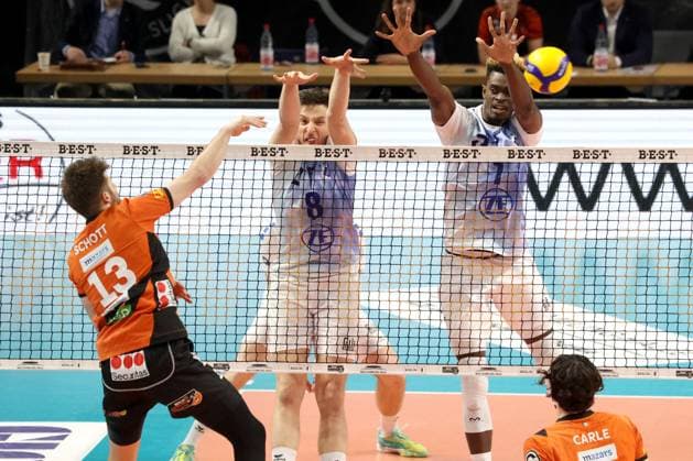 DEU, DVV, 1.VBL, BR Volleys vs. VfB Friedrichshafen, 15.04.2024, Max-Schmeling-Halle, Berlin, DEU, DVV, 1.VBL, BR Volleys vs. VfB Friedrichshafen, im Bild Ruben Schott (BR Volleys 13), Aleksa Batak (Friedrichshafen 8), Jose Israel Masso Alvarez (Friedrichshafen 1) Foto: Juergen Engler nordphoto GmbH