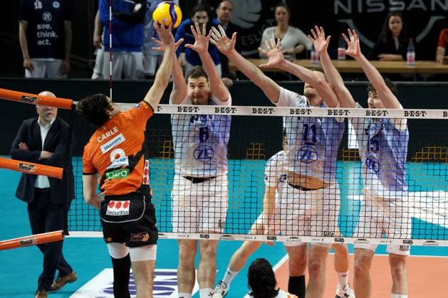 DEU, DVV, 1.VBL, BR Volleys vs. VfB Friedrichshafen, 15.04.2024, Max-Schmeling-Halle, Berlin, DEU, DVV, 1.VBL, BR Volleys vs. VfB Friedrichshafen, im Bild Timothee Carle (BR Volleys 9), Michal Superlak (Friedrichshafen 6), Marcus Boehme (Friedrichshafen 11), Vojin Cacic (Friedrichshafen 13) Foto: Juergen Engler nordphoto GmbH