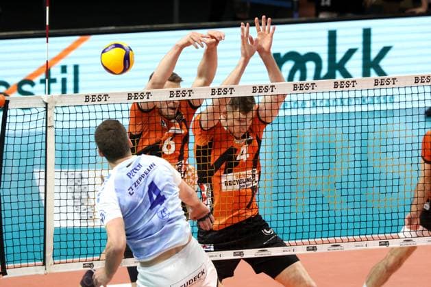 DEU, DVV, 1.VBL, BR Volleys vs. VfB Friedrichshafen, 15.04.2024, Max-Schmeling-Halle, Berlin, DEU, DVV, 1.VBL, BR Volleys vs. VfB Friedrichshafen, im Bild Johannes Tille (BR Volleys 6), Timo Tammemaa (BR Volleys 4), Tim Peter (Friedrichshafen 4) Foto: Juergen Engler nordphoto GmbH