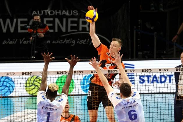 DEU, DVV, 1.VBL, BR Volleys vs. VfB Friedrichshafen, 15.04.2024, Max-Schmeling-Halle, Berlin, DEU, DVV, 1.VBL, BR Volleys vs. VfB Friedrichshafen, im Bild Timo Tammemaa (BR Volleys 4), Jose Israel Masso Alvarez (Friedrichshafen 1), äMichal Superlak (Friedrichshafen 6) Foto: Juergen Engler nordphoto GmbH
