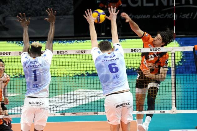 DEU, DVV, 1.VBL, BR Volleys vs. VfB Friedrichshafen, 15.04.2024, Max-Schmeling-Halle, Berlin, DEU, DVV, 1.VBL, BR Volleys vs. VfB Friedrichshafen, im Bild Timothee Carle (BR Volleys 9), Michal Superlak (Friedrichshafen 6) Foto: Juergen Engler nordphoto GmbH