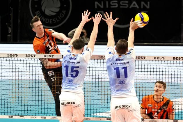 DEU, DVV, 1.VBL, BR Volleys vs. VfB Friedrichshafen, 15.04.2024, Max-Schmeling-Halle, Berlin, DEU, DVV, 1.VBL, BR Volleys vs. VfB Friedrichshafen, im Bild Marek Sotola (BR Volleys 17), Jackson Young (Friedrichshafen 15), Marcus Boehme (Friedrichshafen 11) Foto: Juergen Engler nordphoto GmbH