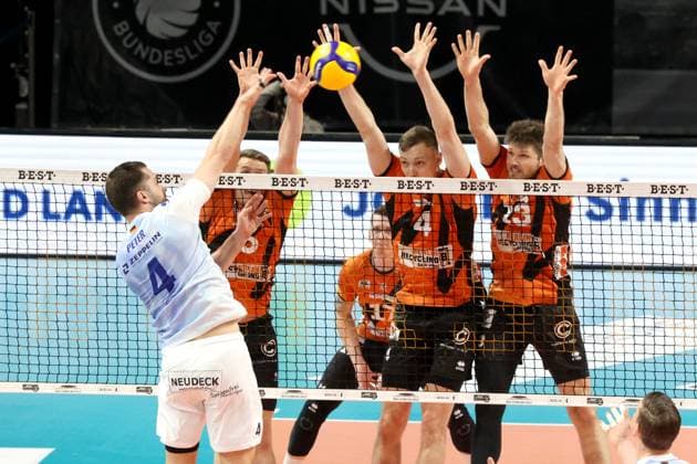 DEU, DVV, 1.VBL, BR Volleys vs. VfB Friedrichshafen, 15.04.2024, Max-Schmeling-Halle, Berlin, DEU, DVV, 1.VBL, BR Volleys vs. VfB Friedrichshafen, im Bild Johannes Tille (BR Volleys 6), Timo Tammemaa (BR Volleys 4), Ruben Schott (BR Volleys 13), Tim Peter (Friedrichshafen 4) Foto: Juergen Engler nordphoto GmbH