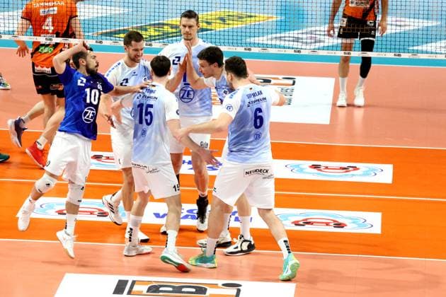 DEU, DVV, 1.VBL, BR Volleys vs. VfB Friedrichshafen, 15.04.2024, Max-Schmeling-Halle, Berlin, DEU, DVV, 1.VBL, BR Volleys vs. VfB Friedrichshafen, im Bild Friedrichshafener-Spielerkreis Foto: Juergen Engler nordphoto GmbH