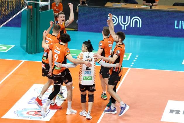 DEU, DVV, 1.VBL, BR Volleys vs. VfB Friedrichshafen, 15.04.2024, Max-Schmeling-Halle, Berlin, DEU, DVV, 1.VBL, BR Volleys vs. VfB Friedrichshafen, im Bild BR Volleys-Spielerkreis Foto: Juergen Engler nordphoto GmbH