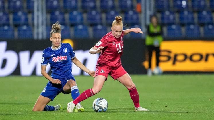 v.li.: Franziska Harsch (TSG, 17), Laura Vogt (Köln, 8), Zweikampf, Spielszene, Duell, duel, tackle, tackling, Dynamik, Action, Aktion, 15.04.2024, Sinsheim (Hoffenheim) (Deutschland), Fussball, Google Pixel Frauen-Bundesliga, TSG 1899 Hoffenheim - 1. FC Köln, DFB DFL REGULATIONS PROHIBIT ANY USE OF PHOTOGRAPHS AS IMAGE SEQUENCES AND OR QUASI-VIDEO.