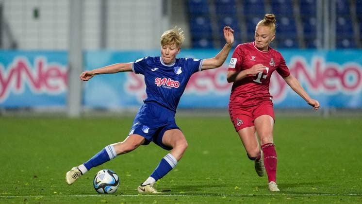 v.li.: Paulina Krumbiegel (TSG, 8), Laura Vogt (Köln, 8), Zweikampf, Spielszene, Duell, duel, tackle, tackling, Dynamik, Action, Aktion, 15.04.2024, Sinsheim (Hoffenheim) (Deutschland), Fussball, Google Pixel Frauen-Bundesliga, TSG 1899 Hoffenheim - 1. FC Köln, DFB DFL REGULATIONS PROHIBIT ANY USE OF PHOTOGRAPHS AS IMAGE SEQUENCES AND OR QUASI-VIDEO.
