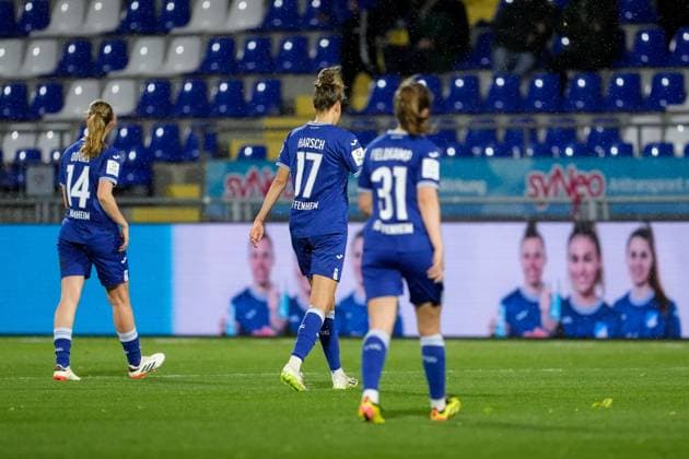 v.li.: Lisa Doorn (TSG, 14), Franziska Harsch (TSG, 17), Jana Feldkamp (TSG, 31), Spielerinnen der TSG 1899 Hoffenheim, enttäuscht schauend, Enttäuschung, Frustration, disappointed, pessimistisch, Aktion, Action, Spielszene, 15.04.2024, Sinsheim (Hoffenheim) (Deutschland), Fussball, Google Pixel Frauen-Bundesliga, TSG 1899 Hoffenheim - 1. FC Köln, DFB DFL REGULATIONS PROHIBIT ANY USE OF PHOTOGRAPHS AS IMAGE SEQUENCES AND OR QUASI-VIDEO.