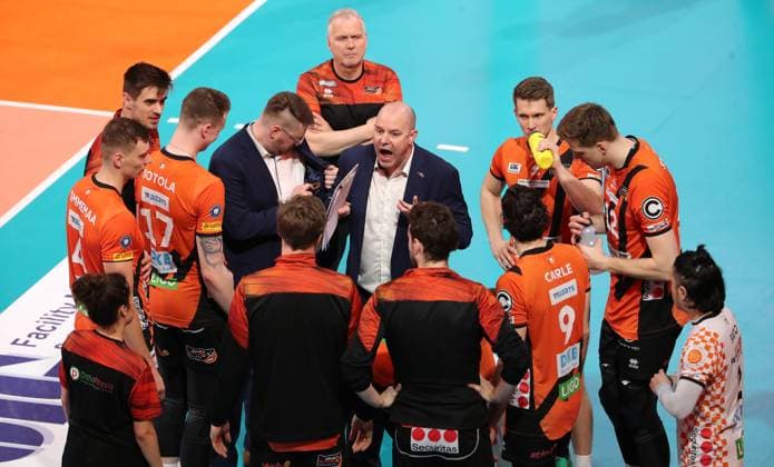 Trainer Joel Banks redet zur Mannschaft, Auszeit Volleyball Playoff Finale 1.Spiel Bundesliga Herren Saison 2023 2024 15.04.2024 BR Volleys Berlin BRV vs. VfB Friedrichshafen