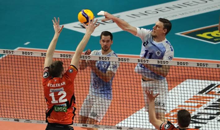 Saso Stalekar, Tim Peter, Marcus Böhme im Angriff Zweikampf Spielszene Aktion Volleyball Playoff Finale 1.Spiel Bundesliga Herren Saison 2023 2024 15.04.2024 BR Volleys Berlin BRV vs. VfB Friedrichshafen