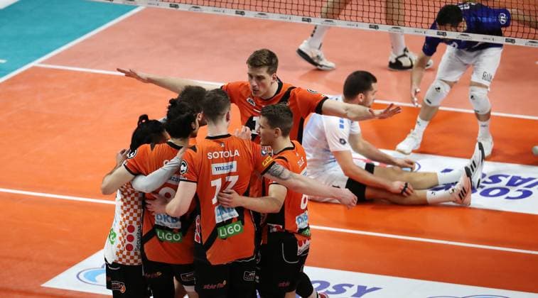 Satoshi Tsuiki, Timothee Carle, Marek Sotola, Saso Stalekar, Johannes Tille jubelt nach 1:1 Satzausgleich Freude Emotion Jubel Volleyball Playoff Finale 1.Spiel Bundesliga Herren Saison 2023 2024 15.04.2024 BR Volleys Berlin BRV vs. VfB Friedrichshafen