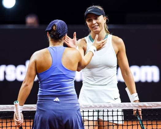 Paula Badosa (ESP) win the match, gewinnt den Match gegen Diana Shnaider Siegesfaust und Jubel bei Paula Badosa Haendeklatschen am Netz Paula Badosa vs Diana Shnaider GER Porsche Tennis Grand Prix GP Stuttgart 2024, Porsche-Arena, 15.04.2024 GER Porsche Tennis Grand Prix GP Stuttgart 2024 Porsche-Arena, 15.04.2024 Stuttgart Copyright: xEibner-Pressefoto RogerxBuerkex EP