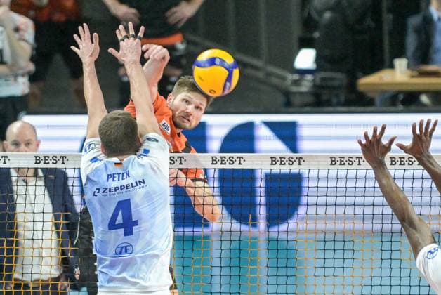 Berlin, Deutschland 15. April 2024: 1. VBL - 2023 2024 - Finale - Sp.1 -Berlin Recycling Volleys vs. VfB Friedrichshafen Im Bild: v. li. im Zweikampf Tim Peter (VfB Friedrichshafen), Ruben Schott (BR Volleys) Copyright: xFotostandx xReuhlx