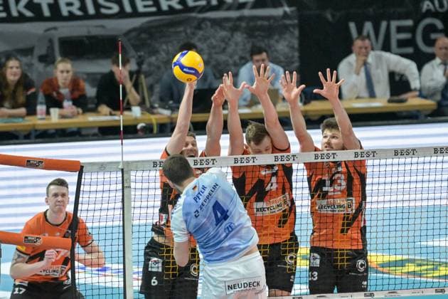 Berlin, Deutschland 15. April 2024: 1. VBL - 2023 2024 - Finale - Sp.1 -Berlin Recycling Volleys vs. VfB Friedrichshafen Im Bild: Tim Peter (VfB Friedrichshafen) schlägt in den Berliner Block aus Johannes Tille (BR Volleys), Timo Tammemaa (BR Volleys), Ruben Schott (BR Volleys) Copyright: xFotostandx xReuhlx