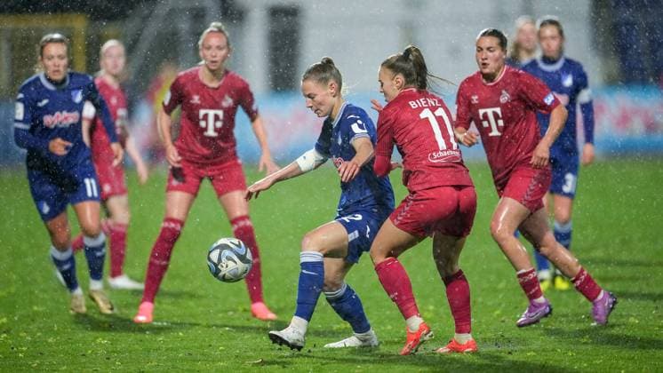 v.li.: Sarai Linder (TSG, 22), Alena Bienz (Köln, 11), Zweikampf, Spielszene, Duell, duel, tackle, tackling, Dynamik, Action, Aktion, 15.04.2024, Sinsheim (Hoffenheim) (Deutschland), Fussball, Google Pixel Frauen-Bundesliga, TSG 1899 Hoffenheim - 1. FC Köln, DFB DFL REGULATIONS PROHIBIT ANY USE OF PHOTOGRAPHS AS IMAGE SEQUENCES AND OR QUASI-VIDEO.