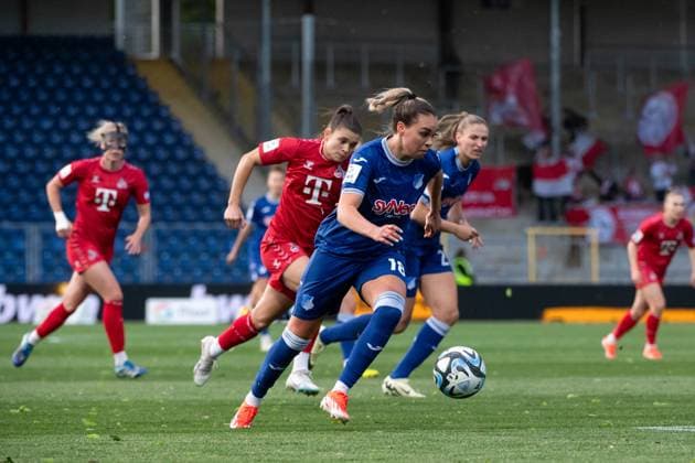 Julia Hickelsberger (TSG Hoffenheim, 18) am Ball, dahinter Melissa Koessler (TSG Hoffenheim, 25), GER, TSG 1899 Hoffenheim vs FC Koeln, Fussball Google Pixel Frauen Bundesliga, 18. Spieltag, Saison 2023 2024, 15.04.2024 DFB regulations prohibit any use of photographs as image sequences and or quasi-video GER, TSG 1899 Hoffenheim vs FC Koeln, Fussball Google Pixel Frauen Bundesliga, 18. Spieltag, Saison 2023 2024, 15.04.2024 Hoffenheim Copyright: xEibner-Pressefoto Memmlerx EP_MMR