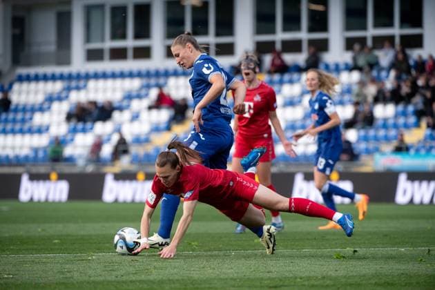 Melissa Koessler (TSG Hoffenheim, 25) im Zweikampf mit Sara Agrez (FC Koeln, 04), GER, TSG 1899 Hoffenheim vs FC Koeln, Fussball Google Pixel Frauen Bundesliga, 18. Spieltag, Saison 2023 2024, 15.04.2024 DFB regulations prohibit any use of photographs as image sequences and or quasi-video GER, TSG 1899 Hoffenheim vs FC Koeln, Fussball Google Pixel Frauen Bundesliga, 18. Spieltag, Saison 2023 2024, 15.04.2024 Hoffenheim Copyright: xEibner-Pressefoto Memmlerx EP_MMR