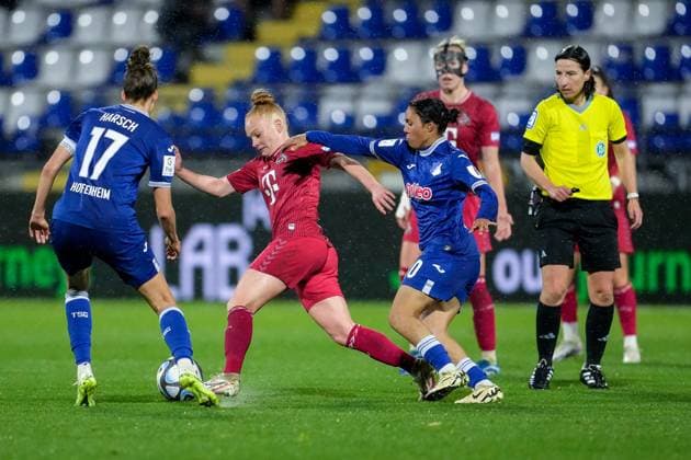 v.li.: Franziska Harsch (TSG, 17), Laura Vogt (Köln, 8), Gia Corley (TSG, 10), Zweikampf, Spielszene, Duell, duel, tackle, tackling, Dynamik, Action, Aktion, 15.04.2024, Sinsheim (Hoffenheim) (Deutschland), Fussball, Google Pixel Frauen-Bundesliga, TSG 1899 Hoffenheim - 1. FC Köln, DFB DFL REGULATIONS PROHIBIT ANY USE OF PHOTOGRAPHS AS IMAGE SEQUENCES AND OR QUASI-VIDEO.