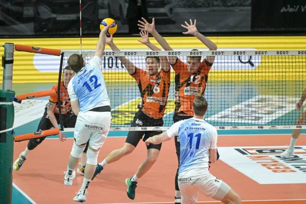 Berlin, Deutschland 15. April 2024: 1. VBL - 2023 2024 - Finale - Sp.1 -Berlin Recycling Volleys vs. VfB Friedrichshafen Im Bild: v. li. im Zweikampf Jan Fornal (VfB Friedrichshafen), Johannes Tille (BR Volleys), Saso Stalekar (BR Volleys) Copyright: xFotostandx xReuhlx
