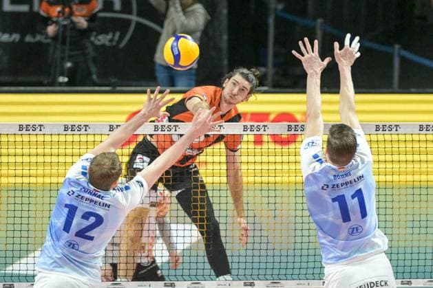 Berlin, Deutschland 15. April 2024: 1. VBL - 2023 2024 - Finale - Sp.1 -Berlin Recycling Volleys vs. VfB Friedrichshafen Im Bild: Timothee Carle (BR Volleys) schmettert den Ball in Richtung Jan Fornal (VfB Friedrichshafen), Marcus Böhme (VfB Friedrichshafen) Copyright: xFotostandx xReuhlx