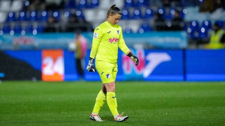 Martina Tufekovic (Torwart, Torhüterin, TSG, 1), enttäuscht schauend, Enttäuschung, Frustration, disappointed, pessimistisch, Aktion, Action, Spielszene, 15.04.2024, Sinsheim (Hoffenheim) (Deutschland), Fussball, Google Pixel Frauen-Bundesliga, TSG 1899 Hoffenheim - 1. FC Köln, DFB DFL REGULATIONS PROHIBIT ANY USE OF PHOTOGRAPHS AS IMAGE SEQUENCES AND OR QUASI-VIDEO.
