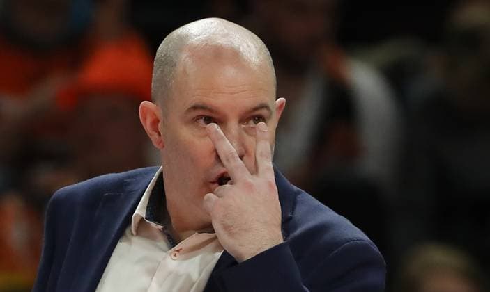 Trainer Joel Banks zeigend, gestikulierend Aktion Oberkörper Volleyball Playoff Finale 1.Spiel Bundesliga Herren Saison 2023 2024 15.04.2024 BR Volleys Berlin BRV vs. VfB Friedrichshafen