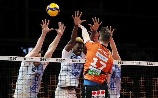 Marek Sotola im Angriff, Michal Superlak, Jose Israel Masso Alvarez, Tim Peter Zweikampf Spielszene Aktion Volleyball Playoff Finale 1.Spiel Bundesliga Herren Saison 2023 2024 15.04.2024 BR Volleys Berlin BRV vs. VfB Friedrichshafen