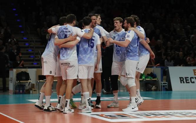 Michal Superlak, Marcus Böhme, Tim Peter, Aleksa Batak, Jan Fornal jubelt nach 2:3 Sieg Matchgewinn Freude Emotion Jubel Volleyball Playoff Finale 1.Spiel Bundesliga Herren Saison 2023 2024 15.04.2024 BR Volleys Berlin BRV vs. VfB Friedrichshafen