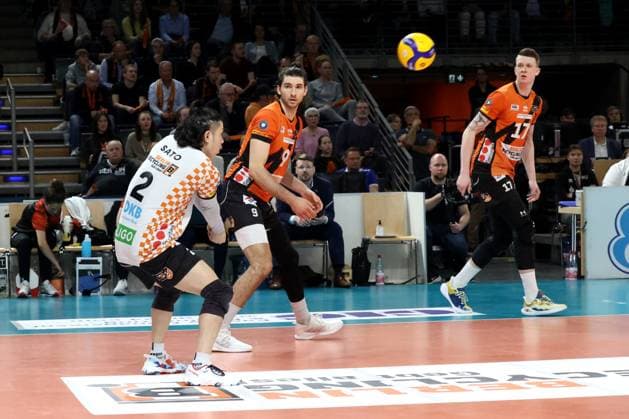 DEU, DVV, 1.VBL, BR Volleys vs. VfB Friedrichshafen, 15.04.2024, Max-Schmeling-Halle, Berlin, DEU, DVV, 1.VBL, BR Volleys vs. VfB Friedrichshafen, im Bild Ballannahme von Satoshi Tsuiki (BR Volleys 2), Timothee Carle (BR Volleys 9), Marek Sotola (BR Volleys 17) Foto: Juergen Engler nordphoto GmbH