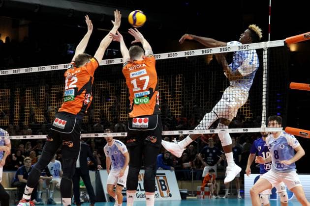 DEU, DVV, 1.VBL, BR Volleys vs. VfB Friedrichshafen, 15.04.2024, Max-Schmeling-Halle, Berlin, DEU, DVV, 1.VBL, BR Volleys vs. VfB Friedrichshafen, im Bild Saso Stalekar (BR Volleys 12), Marek Sotola (BR Volleys 17), Jose Israel Masso Alvarez (Friedrichshafen 1) Foto: Juergen Engler nordphoto GmbH