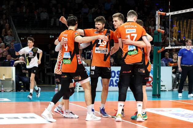 DEU, DVV, 1.VBL, BR Volleys vs. VfB Friedrichshafen, 15.04.2024, Max-Schmeling-Halle, Berlin, DEU, DVV, 1.VBL, BR Volleys vs. VfB Friedrichshafen, im Bild BR Volleys-Spielerkreis, Ruben Schott (BR Volleys 13) Foto: Juergen Engler nordphoto GmbH