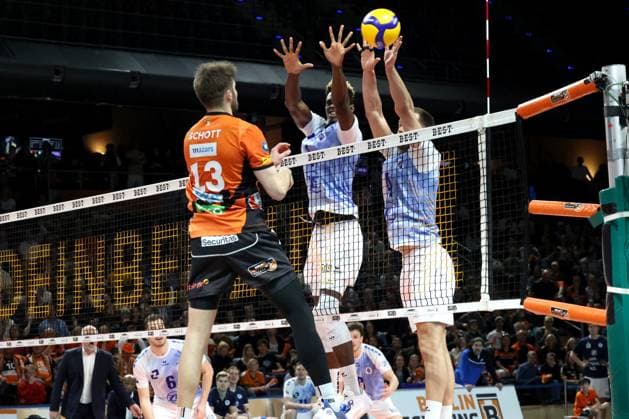 DEU, DVV, 1.VBL, BR Volleys vs. VfB Friedrichshafen, 15.04.2024, Max-Schmeling-Halle, Berlin, DEU, DVV, 1.VBL, BR Volleys vs. VfB Friedrichshafen, im Bild Ruben Schott (BR Volleys 13), Jose Israel Masso Alvarez (Friedrichshafen 1), Tim Peter (Friedrichshafen 4) Foto: Juergen Engler nordphoto GmbH