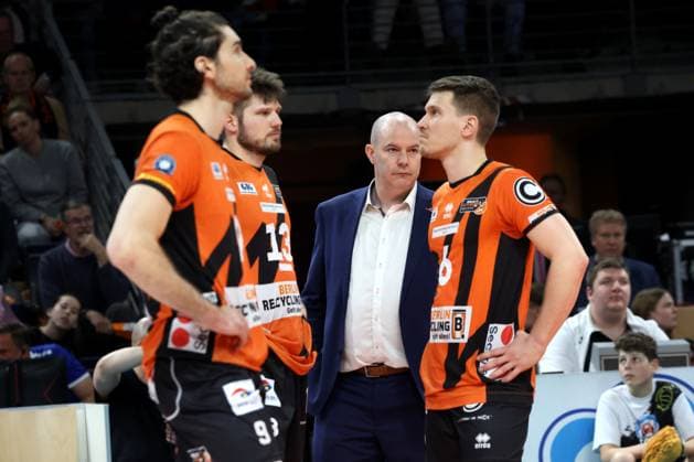 DEU, DVV, 1.VBL, BR Volleys vs. VfB Friedrichshafen, 15.04.2024, Max-Schmeling-Halle, Berlin, DEU, DVV, 1.VBL, BR Volleys vs. VfB Friedrichshafen, im Bild Trainer Joel Banks (BR Volleys), Timothee Carle (BR Volleys 9), Ruben Schott (BR Volleys 13), Johannes Tille (BR Volleys 6) Foto: Juergen Engler nordphoto GmbH