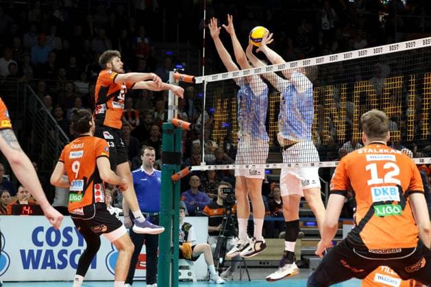 DEU, DVV, 1.VBL, BR Volleys vs. VfB Friedrichshafen, 15.04.2024, Max-Schmeling-Halle, Berlin, DEU, DVV, 1.VBL, BR Volleys vs. VfB Friedrichshafen, im Bild Ruben Schott (BR Volleys 13), Michal Superlak (Friedrichshafen 6), Marcus Boehme (Friedrichshafen 11) Foto: Juergen Engler nordphoto GmbH