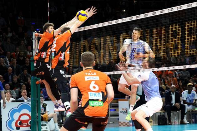 DEU, DVV, 1.VBL, BR Volleys vs. VfB Friedrichshafen, 15.04.2024, Max-Schmeling-Halle, Berlin, DEU, DVV, 1.VBL, BR Volleys vs. VfB Friedrichshafen, im Bild Ruben Schott (BR Volleys 13), Saso Stalekar (BR Volleys 12), Michal Superlak (Friedrichshafen 6), Marcus Boehme (Friedrichshafen 11) Foto: Juergen Engler nordphoto GmbH
